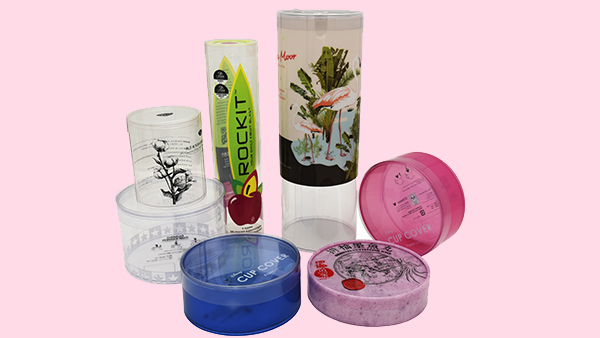 化妆品包装盒放置在商店柜台旁、家里的厨房或会议期间的桌面上