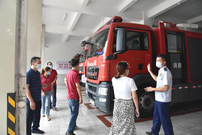 企业代表慰问松岗消防大队