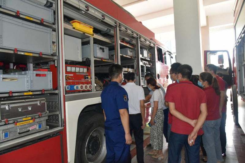 企业代表慰问松岗消防大队